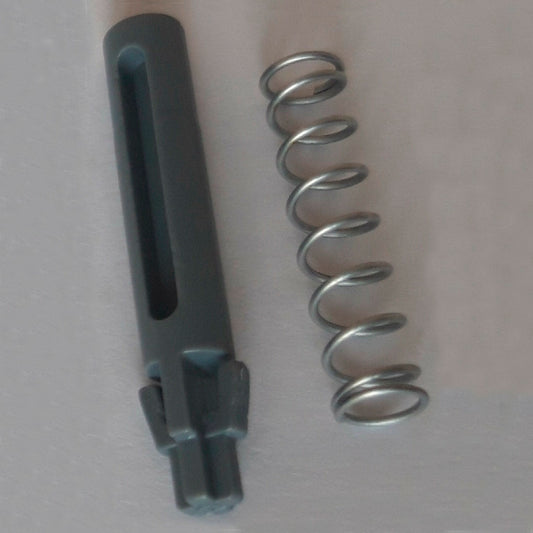 Eine Metallfeder und ein dunkelgrauer zylindrischer Ersatz-Türzapfen mit Rillen und Zacken, Teil des DI Protect Türzapfen & Feder (1 Stück) von Diversey Deutschland GmbH & Co. OHG, sind auf einer hellen Fläche abgebildet und zeigen die robusten Materialien für den DI Protect Trolley.