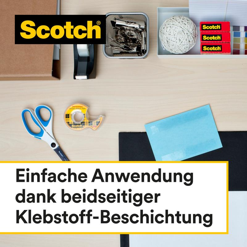 Un birou cu articole de birou, inclusiv bandă adezivă dublă Scotch® 12,7 mm x 7,89 m cu dispenser de la 3M Deutschland GmbH, foarfecă, capsator, agrafe de birou, minge de cauciuc, notițe și plicuri. Text: Aplicare ușoară datorită aderenței pe ambele părți.