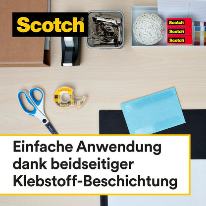 Un birou cu articole de birou, inclusiv bandă adezivă dublă Scotch® 12,7 mm x 7,89 m cu dispenser de la 3M Deutschland GmbH, foarfecă, capsator, agrafe de birou, minge de cauciuc, notițe și plicuri. Text: Aplicare ușoară datorită aderenței pe ambele părți.