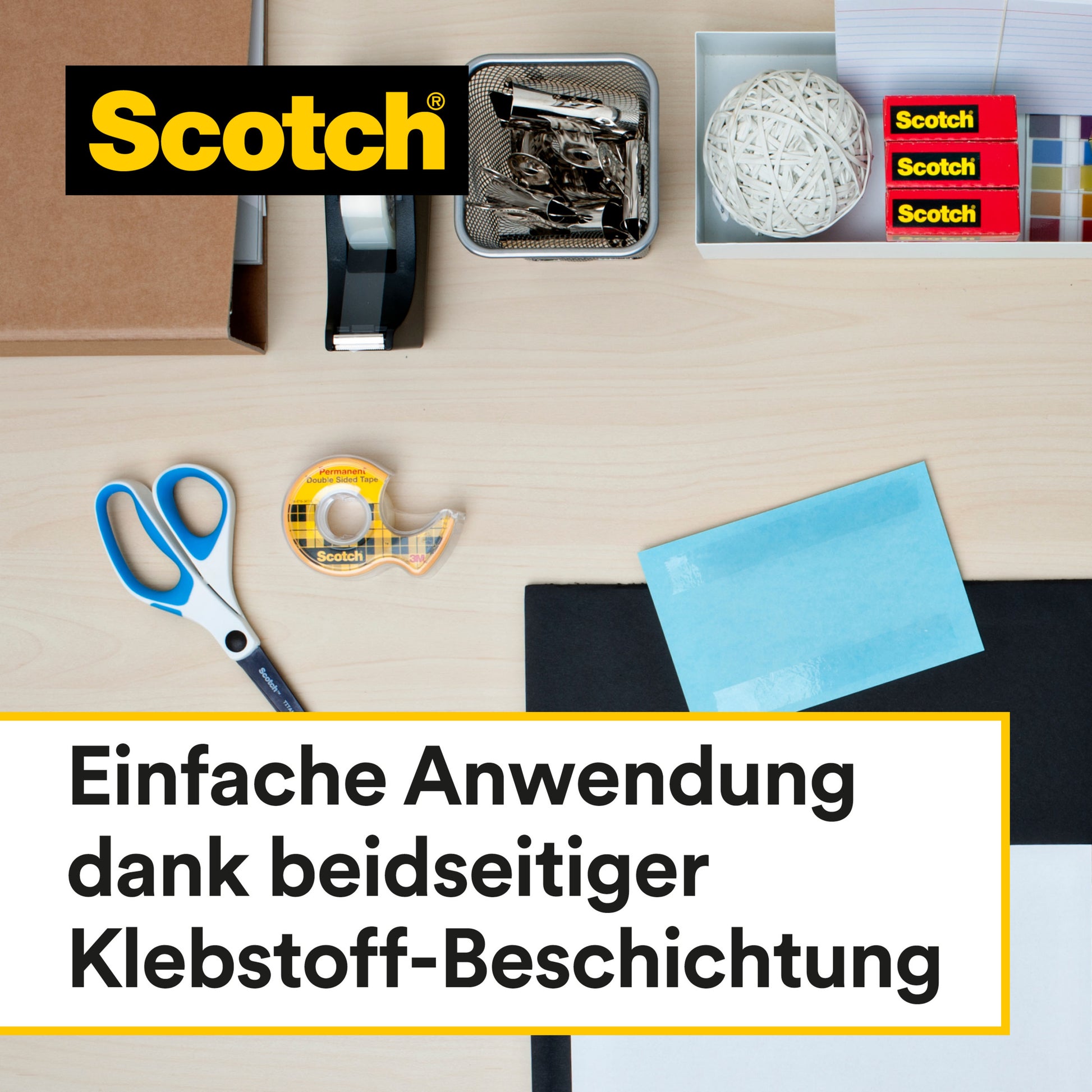 Ein organisierter Schreibtisch mit einem 3M Scotch® Doppelseitiges Klebeband 136D-MDOEU (12,7 mm x 6,3 m) auf einem Handabroller. Deutscher Text: "Einfache Anwendung dank beidseitiger Klebstoff-Beschichtung.
