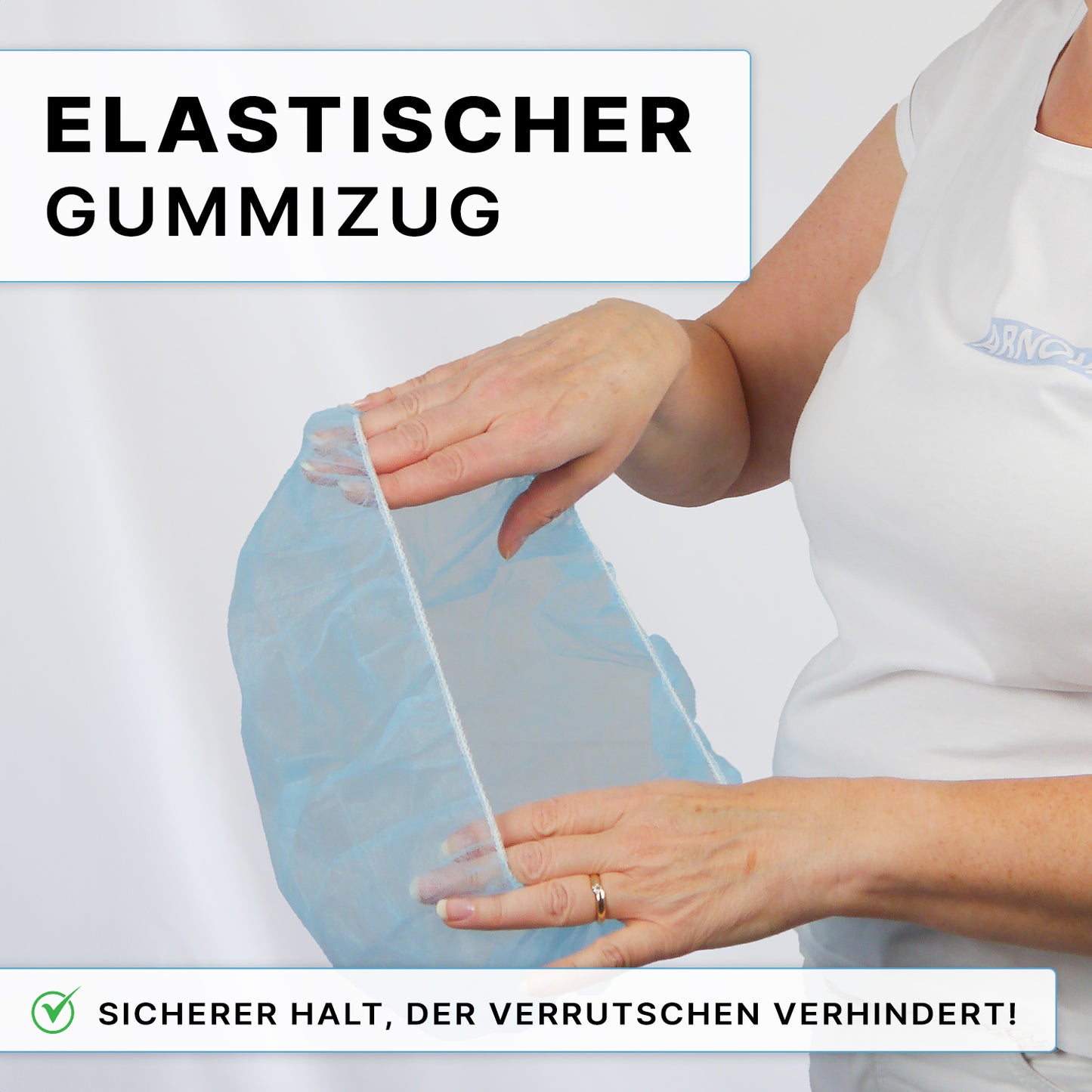 Eine Person im weißen Hemd trägt die ARNOMED COVER PP-BARETTHAUBE aus PP-Vlies der ARNOWA GmbH, blaue Einwegkappe mit Gummiband für sicheren Sitz im Hygienebereich. Deutscher Text: "Elastischer Gummizug" und "Sicherer Halt, der Verrutschen verhindert!.