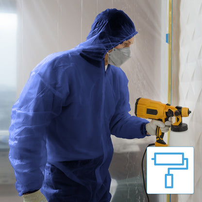 Eine Person in einem ARNOMED COVERALL PP-OVERALL BLUE Einmaloverall mit Kapuze von ARNOWA GmbH und Handschuhen benutzt ein gelbes Farbspritzgerät in einem Innenraum, mit Plastikfolie im Hintergrund und einem Farbrollensymbol unten rechts.