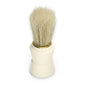 Un pensulă de bărbierit cu peri deschiși la culoare și mâner alb stă vertical pe un fundal alb, perfectă pentru frizeri sau în combinație cu pieptenele universal Nölle Profi Brush de 18 cm de la Nölle Profi Brush Bürsten- & Pinseltechnik e.K. pentru rezultate profesionale.