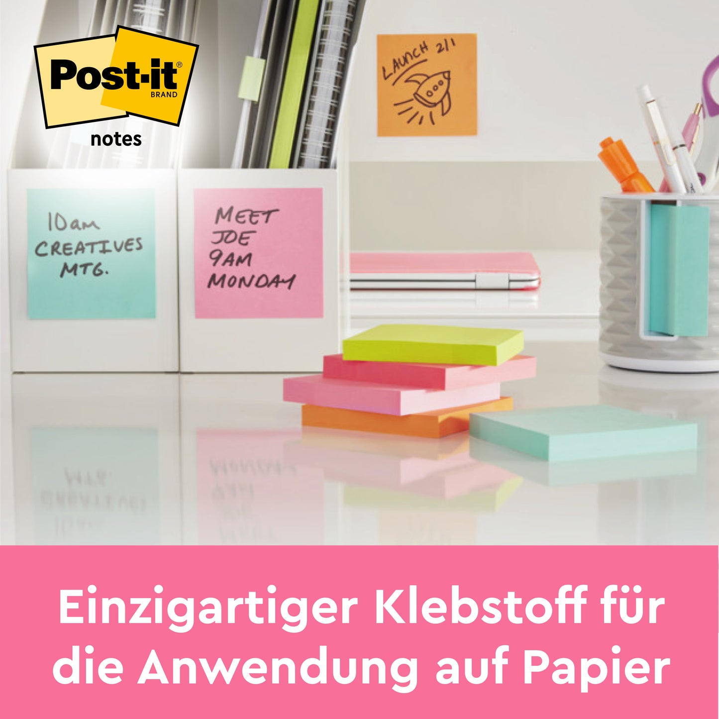 Auf einem aufgeräumten Schreibtisch finden sich Post-it® Notes (63,5 mm x 76 mm, 100 Blatt/Block, 100% PEFC) der 3M Deutschland GmbH in verschiedenen Farben und ein deutscher Hinweis auf den papierfreundlichen Klebstoff dieser Haftnotizen.