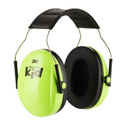 Protecția auditivă 3M™ PELTOR™ pentru copii de la 3M Deutschland GmbH are cupe de urechi verde aprins cu căptușeală neagră, o bandă de cap neagră căptușită și benzi metalice argintii - ideală pentru protecția auditivă a copiilor.