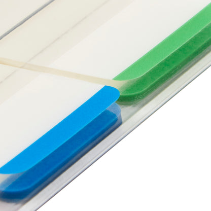 Prim-plan cu o mapă de acte cu două Post-it® Index Strong Ablagetabs de la 3M Deutschland GmbH - unul albastru și unul verde, fiecare 25,4 x 38,1 mm -, separate printr-o folie transparentă. Filele ridicate sunt vizibile oblic.