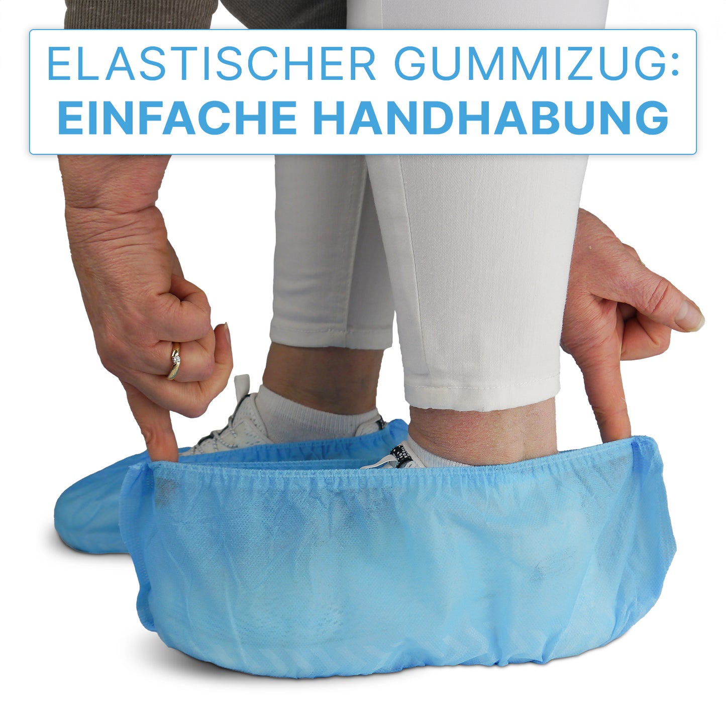 Jemand zieht einen ARNOMED ABS Schuhüberzieher, rutschfest, Einweg (ARNOWA GmbH), über einen weißen Turnschuh. Darüber steht auf einem Schild: "Elastischer Gummizug: Einfache Handhabung".