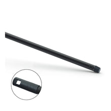 Ein schwarzer Nölle Profi Brush Metallstiel kunststoffummantelt mit Gewinde von Nölle Profi Brush Bürsten- & Pinseltechnik e.K.; der Einsatz hebt die mit Gewinde versehene Metallspitze mit einem rechteckigen Loch zum Aufhängen hervor.