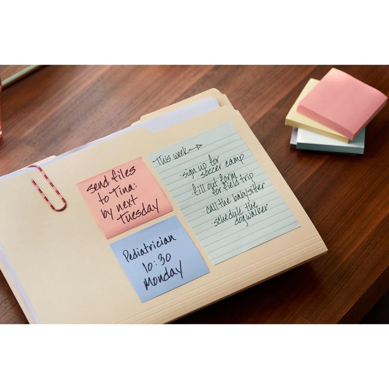 Într-un dosar pe o masă de lemn se află trei note reciclabilă Post-it® (3M Deutschland GmbH, 38 mm x 51 mm, 100 foi/bloc, 100% PEFC) cu indicații. În apropiere sunt stivuite foi colorate.