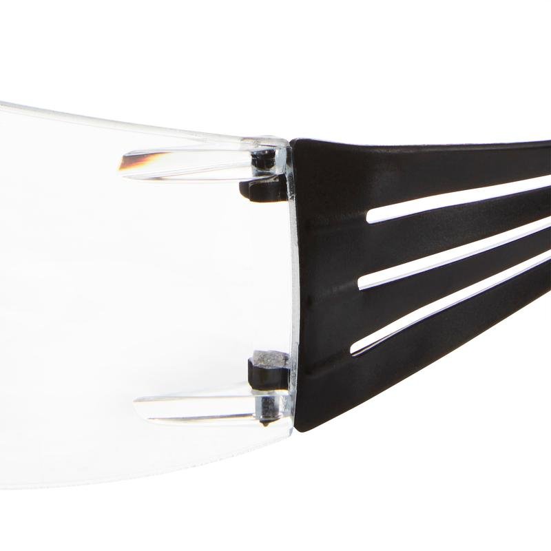 Prim-plan al zonei balamalei, unde o lentilă de plastic clară întâlnește un braț negru al ochelarilor de protecție pentru citit 3M™ SecureFit™ de la 3M Deutschland GmbH, cu evidențierea detaliilor de conectare și design.