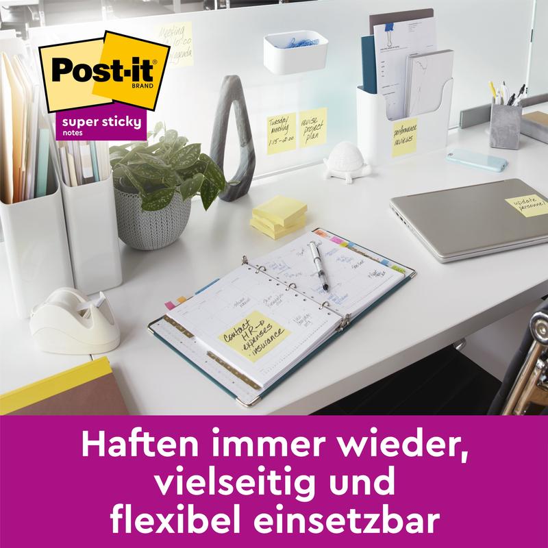 Pe un birou de birou ordonat cu laptop, planificator și provizii sunt utilizate 3M Deutschland GmbH Post-it® Super Sticky Notes Galben (47,6x47,6 mm), certificat PEFC, 90 foi/bloc, 21+3 gratis în pachet - subliniind astfel versatilitatea și reutilizabilitatea lor durabilă.