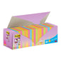 O cutie de Post-it® Super Sticky Z-Notes de la 3M Deutschland GmbH în diverse culori (76x76 mm), conține 20 de blocuri + 4 gratuite (90 de foi/bloc), certificat PEFC în ambalaj de carton. Partea superioară deschisă arată bilețelele colorate din interior.