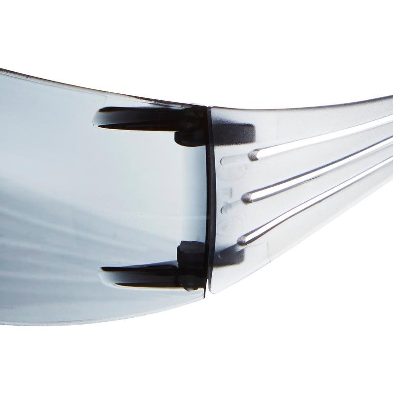 Prim-plan al ochelarilor de protecție 3M™ SecureFit™ 200 de la 3M Deutschland GmbH, care arată lentilele laterale ușor colorate, brațul și balamaua de conectare.