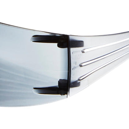 Prim-plan al ochelarilor de protecție 3M™ SecureFit™ 200 de la 3M Deutschland GmbH, care arată lentilele laterale ușor colorate, brațul și balamaua de conectare.