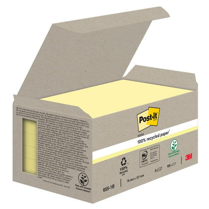 Un carton deschis arată stivuite Post-it® Notes de reciclare galbene (76 x 127 mm, 100 foi/bloc, 6 blocuri) de la 3M Deutschland GmbH. Eticheta arată "100% PEFC", simboluri de reciclare, SGSCH-PEFC-COC-110078 și logo-ul 3M.