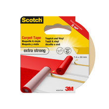 Scotch® Teppichklebeband von 3M Deutschland GmbH, extra stark, 7 m x 50 mm, ist ideal für die Befestigung von Teppichen oder Vinyl. Die rot-gelbe Verpackung ist mit Bandrollen, mehrsprachigen Angaben und dem 3M-Logo versehen.
