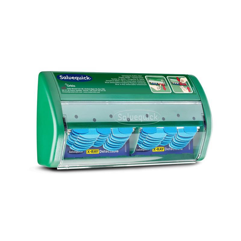 Un distribuitor verde de plasturi detectabili cu raze X Salvequick de la Orkla Wound Care AB, care conține 2x30 rezerve de plasturi, este montat pe un fundal alb, cu instrucțiunile de utilizare tipărite în colțul din dreapta sus al distribuitorului.