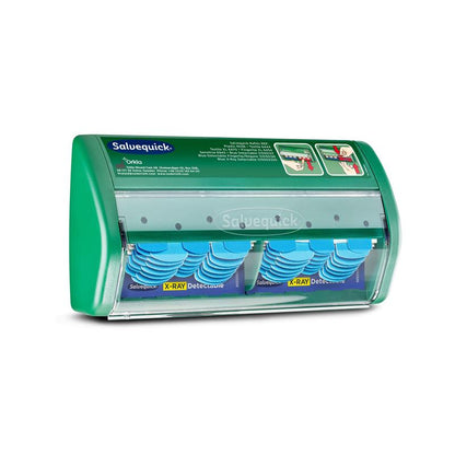 Un distribuitor verde de plasturi detectabili cu raze X Salvequick de la Orkla Wound Care AB, care conține 2x30 rezerve de plasturi, este montat pe un fundal alb, cu instrucțiunile de utilizare tipărite în colțul din dreapta sus al distribuitorului.