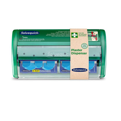 Distribuitorul de plasturi detectabili cu raze X Salvequick de la Orkla Wound Care AB (1 bucată) este un distribuitor verde, transparent, cu o etichetă de hârtie maro, care conține 2x30 rezerve de plasturi albaștri detectabili cu raze X pentru prim ajutor.