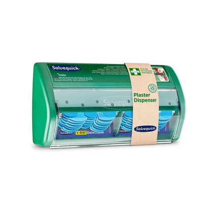Distribuitorul de plasturi detectabili cu raze X Salvequick de la Orkla Wound Care AB are plasturi albaștri detectabili cu raze X vizibili în interior. Este livrat cu 2x30 rezerve de plasturi și are o față clară, precum și o banderolă de hârtie maro etichetată.