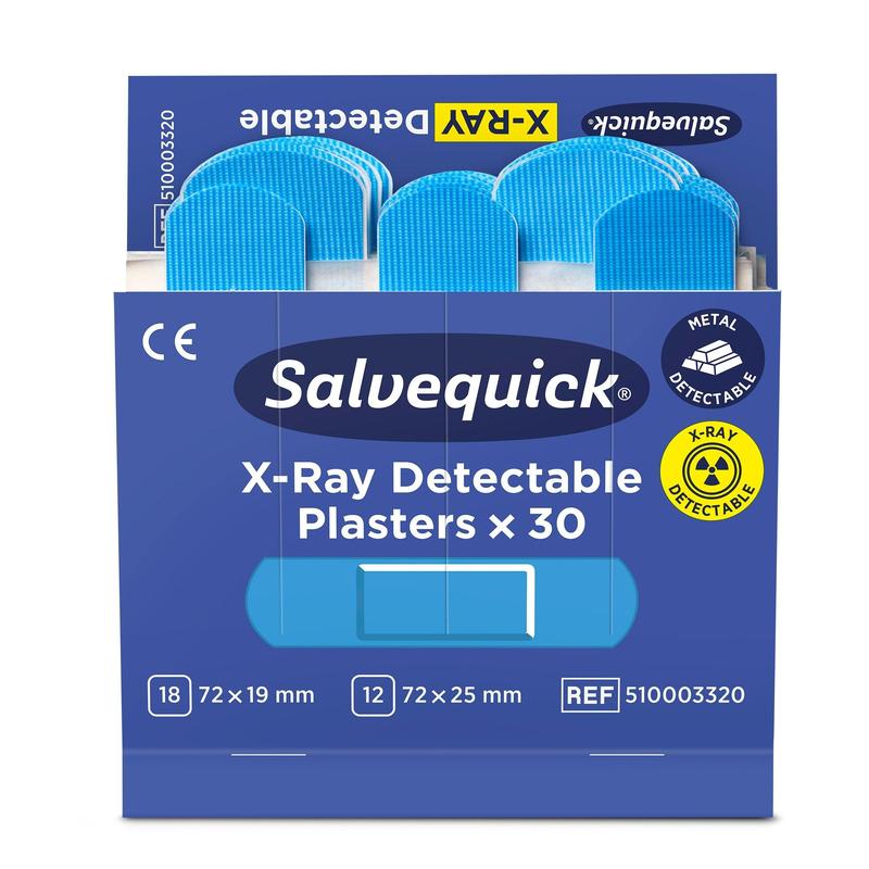 O cutie deschisă de Orkla Wound Care AB Salvequick detectabilă cu raze X (30 de bucăți de reumplere) conține mai multe plasturi albaștri, detectabili cu metal și raze X. Ambalajul este albastru și alb. Pachetul conține 6 bucăți.