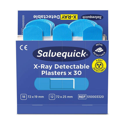 O cutie deschisă de Orkla Wound Care AB Salvequick detectabilă cu raze X (30 de bucăți de reumplere) conține mai multe plasturi albaștri, detectabili cu metal și raze X. Ambalajul este albastru și alb. Pachetul conține 6 bucăți.