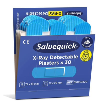 Un pachet deschis de Orkla Wound Care AB Salvequick detectabil cu raze X conține 30 de plasturi albaștri, detectabili cu raze X, în două dimensiuni. Ambalajul este marcat cu "30 de bucăți/reumplere" și este livrat într-un pachet de 6.