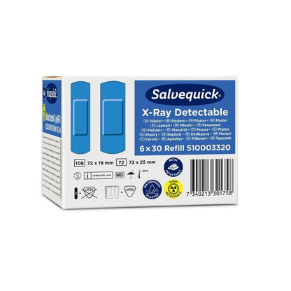 Un pachet Salvequick detectabil cu raze X de la Orkla Wound Care AB, 6 x 30 de bucăți de reumplere (în total 180 de plasturi), cu informații despre produs, simboluri, coduri de bare și grafică cu plasturi albaștri pe cutie.