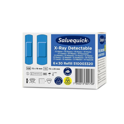 Un pachet de Orkla Wound Care AB Salvequick plasturi detectabili cu raze X (30 de bucăți/reumplere), șase pachete pe cutie, ilustrat cu bandaje albastre și informații despre produs pe un ambalaj alb-albastru.