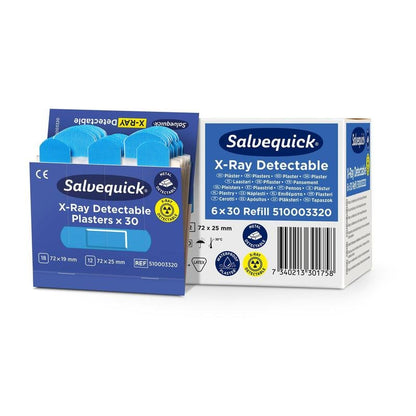 O cutie parțial deschisă de Salvequick detectabilă cu raze X (30 de bucăți/reumplere) de la Orkla Wound Care AB arată plasturi albaștri lângă ambalajul de reumplere alb-albastru. Detaliile produsului și cantitatea sunt evidențiate.