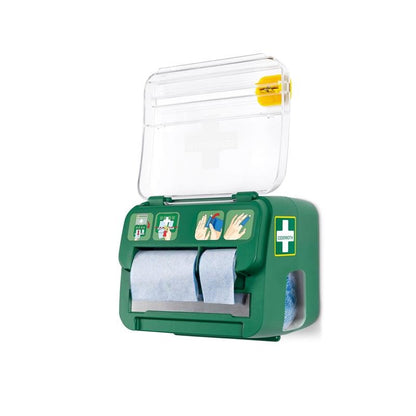 Dispenserul verde de bandaj din spumă moale Cederroth 2-în-1 montat pe perete de la Orkla Wound Care AB conține șase bandaje, are un capac transparent cu simbolul crucii, role de hârtie albastre, un ghid ilustrat și un instrument galben pentru îngrijirea rănilor de urgență în partea de sus.