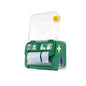Dispenserul verde de bandaj din spumă moale Cederroth 2-în-1 montat pe perete de la Orkla Wound Care AB conține șase bandaje, are un capac transparent cu simbolul crucii, role de hârtie albastre, un ghid ilustrat și un instrument galben pentru îngrijirea rănilor de urgență în partea de sus.