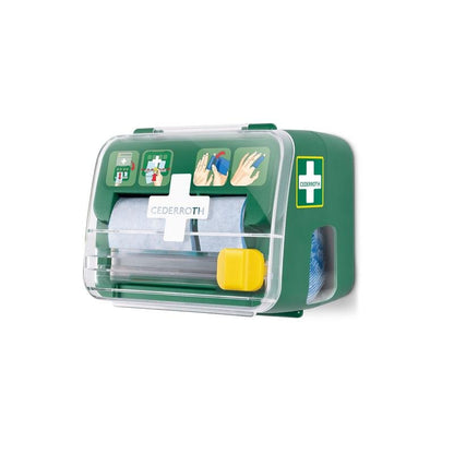 Un dispenser transparent verde Cederroth de bandaj din spumă moale 2-în-1 de la Orkla Wound Care AB este montat pe un perete alb, ține materiale împachetate și prezintă pe partea frontală un ghid ilustrat de prim ajutor.