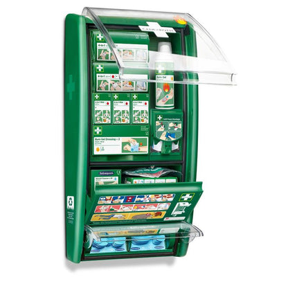 Stația de prim ajutor și arsuri Cederroth de la Orkla Wound Care AB (1 pachet) este un set verde montat pe perete, cu compartimente etichetate pentru bandaje, gel pentru arsuri, pansamente și consumabile; capacele transparente fac vizibil conținutul și instrucțiunile de utilizare.