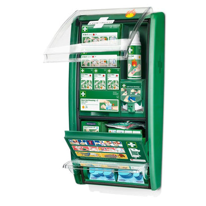 Stația de prim ajutor și arsuri Cederroth de la Orkla Wound Care AB este un set verde montat pe perete, într-un pachet cu compartimente pentru arsuri, geluri și bandaje, precum și o instrucțiune ilustrată pe capac și în compartimente.