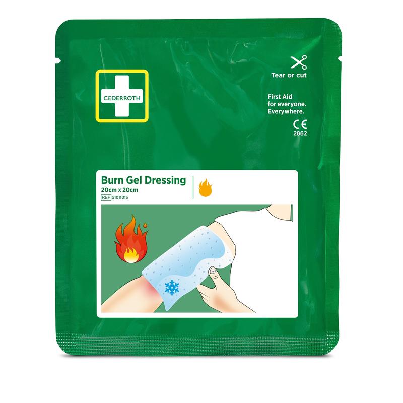 Pe un ambalaj verde cu inscripția "Cederroth burn dressing 20x20 cm | Ambalaj (1 bucată)" de la Orkla Wound Care AB este ilustrată o mână care aplică compresa sterilă pe un braț ars, cu simboluri pentru prim ajutor în caz de arsuri și ameliorarea disconfortului.
