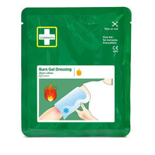Auf einer grünen Packung mit der Aufschrift "Cederroth burn dressing 20x20 cm | Packung (1 Stück)" von Orkla Wound Care AB ist eine Hand abgebildet, die die sterile Kompresse auf einen verbrannten Arm auflegt, mit Symbolen für Erste Hilfe bei Verbrennungen und Linderung von Beschwerden.