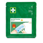 Pe un ambalaj verde cu inscripția "Cederroth burn dressing 20x20 cm | Ambalaj (1 bucată)" de la Orkla Wound Care AB este ilustrată o mână care aplică compresa sterilă pe un braț ars, cu simboluri pentru prim ajutor în caz de arsuri și ameliorarea disconfortului.