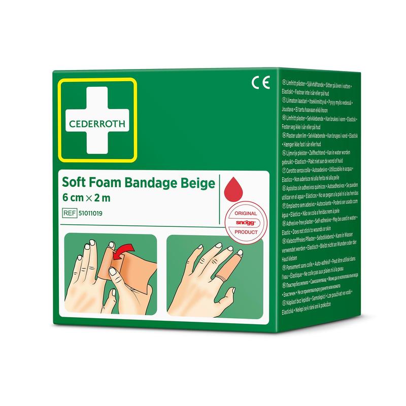 O cutie verde cu Cederroth Bandaj din Spumă Moale Bej 6 cm x 2m (1 bucată) de la Orkla Wound Care AB, cu imagini de utilizare, un logo cu cruce albă, informații despre produs și text în mai multe limbi.