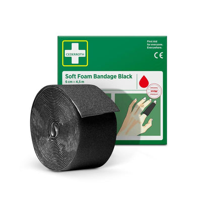 Un rulou de bandaj din spumă moale Cederroth negru (6 cm x 4,5 m) de la Orkla Wound Care AB este expus în fața cutiei verde-albă, pe care este o mână cu bandajul negru înfășurat în jurul unui deget.