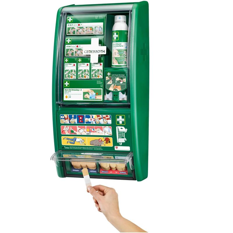 Die Cederroth erste-hilfe-station von Orkla Wound Care AB ist ein grüner, an der Wand montierter Erste-Hilfe-Kasten mit beschrifteten Fächern und instruktiven Bildern. Eine Hand ist abgebildet, die ein Pflaster aus dem unteren Fach zieht. (1 Packung/Karton).