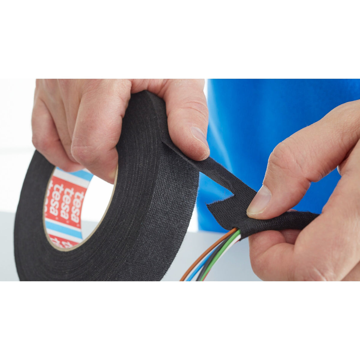 tesa 51609 PET-Vliesklebeband, 3'' Kern, 50 m x 19 mm, schwarz – Anwendung