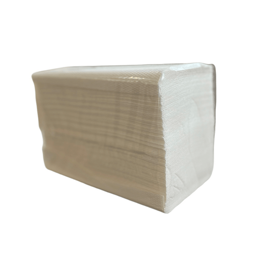 Un pachet de prosoape de hârtie NORD, cu două straturi, pliate în V (3.990 de foi) de la CUP UP d.o.o., ambalate în plastic transparent și prezentate pe un fundal alb simplu; livrate într-o cutie de carton conținând 15 pachete.