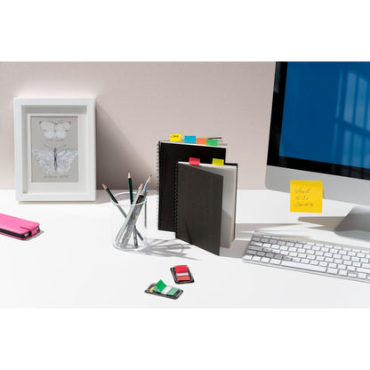 Un birou ordonat cu două benzi adezive Post-it® Index de la 3M Deutschland GmbH marcate în culori diferite - perfect pentru organizarea documentelor. Conține 10 distribuitoare plus 2 gratuite, fiecare cu 50 de benzi standard, dimensiune 25,4 mm x 43,2 mm.