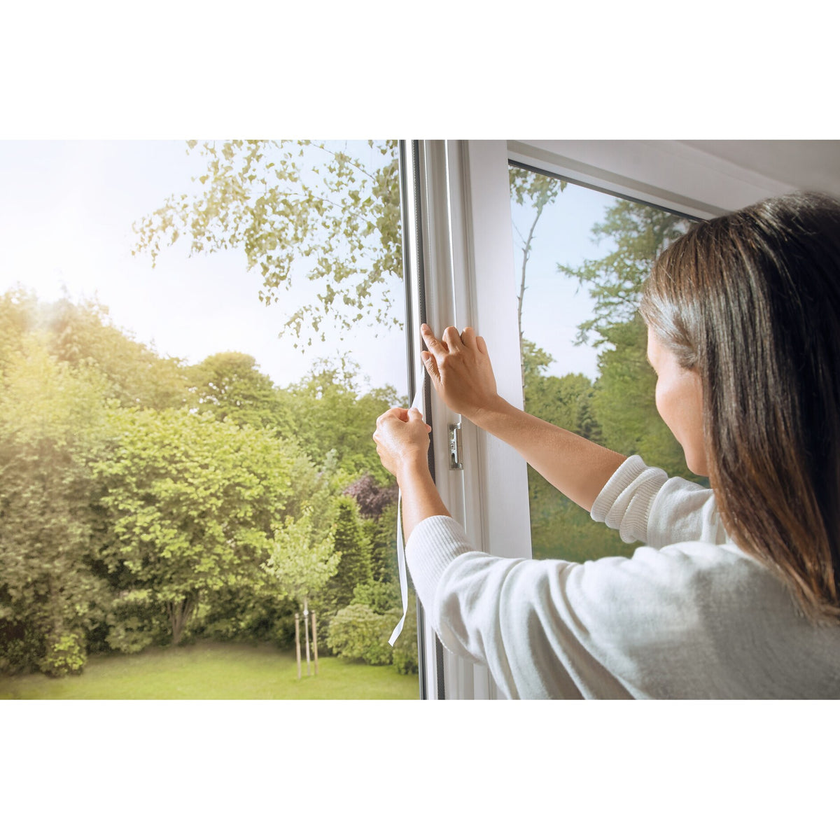 tesa INSECT STOP 2-in-1 Pollen- und Fliegengitter Premium, anthrazit – Anwendung