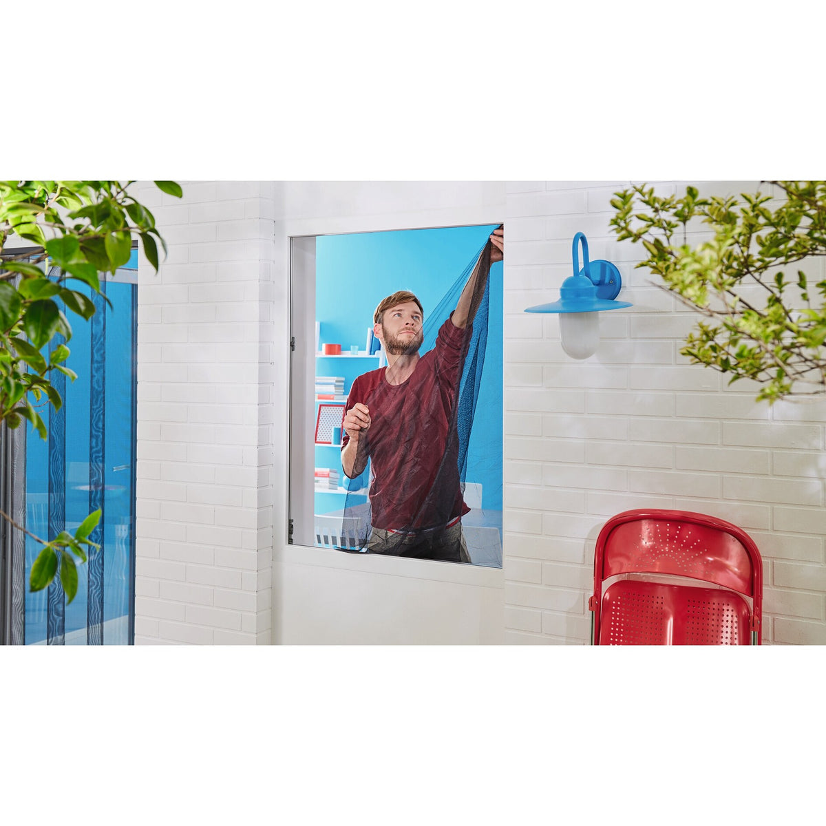 tesa COMFORT Insektengitter für Fenster, 100 x 100 cm, anthrazit – Anwendung