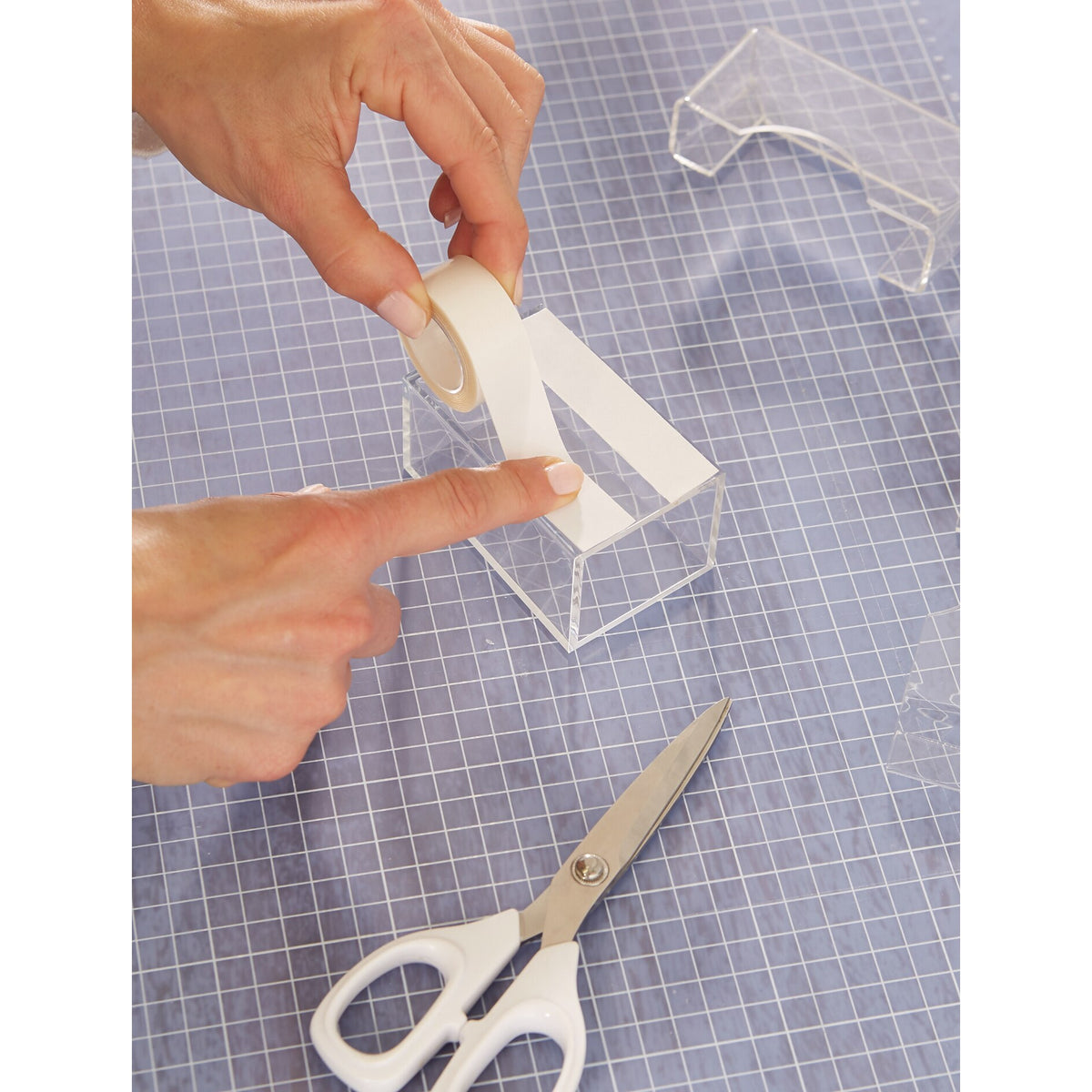 tesa Powerbond TRANSPARENT Montageband – Anwendung