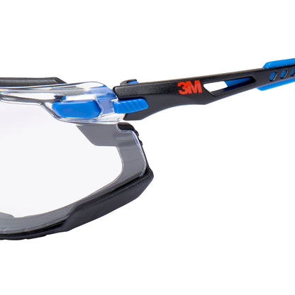 Nahaufnahme der Seite der 3M™ Solus™ Schutzbrille 1000, Schutzbrille mit klaren Gläsern, schwarzem und blauem Rahmen, blauen verstellbaren Bügeln, rotem "3M"-Logo auf dem Bügel und aufsteckbarer Schaumstoffdichtung von 3M Deutschland GmbH.