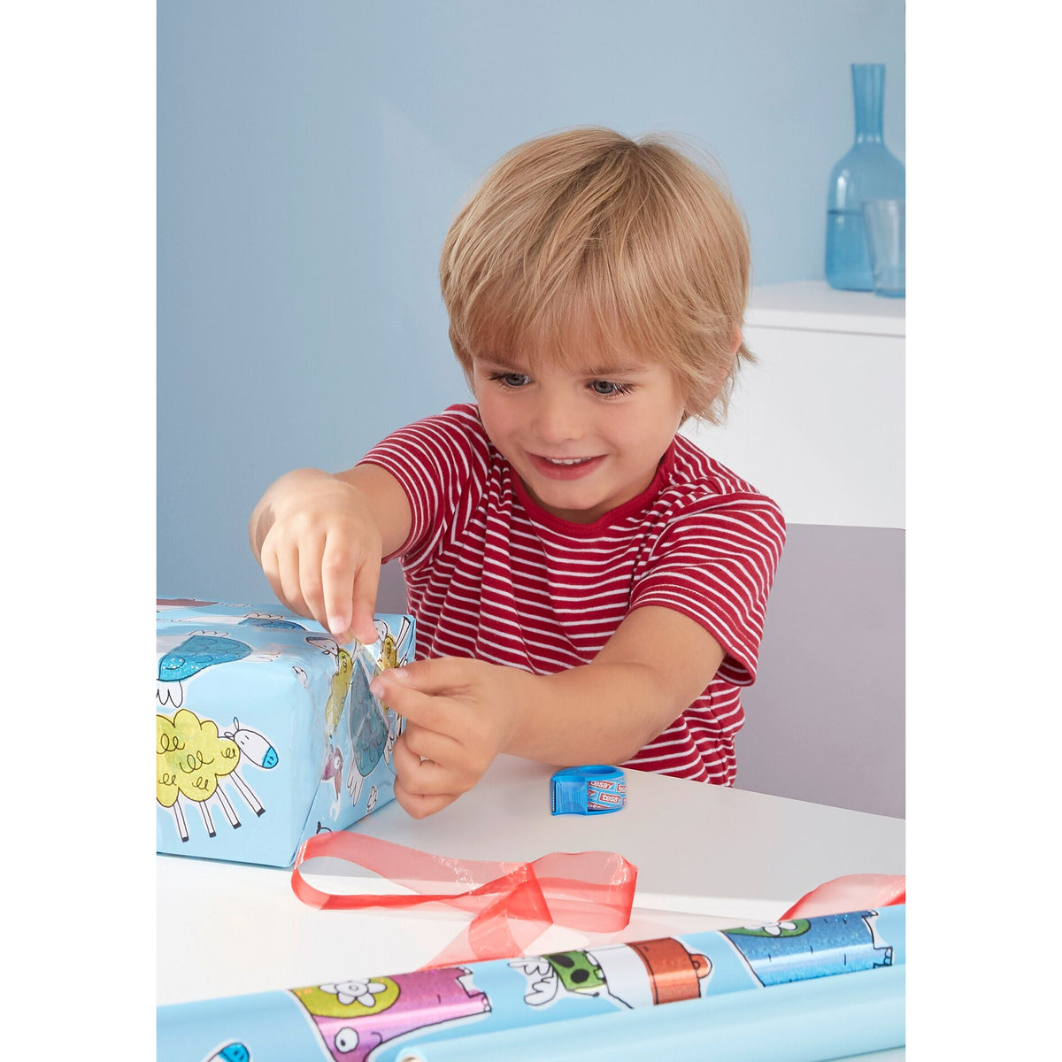 tesafilm Mini-Abroller + 2 Rollen Invisible, matt-weiß, für Rollen bis 19 m – Anwendung