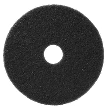 TASKI Americo Pad Negru, un disc de frecare puternic produs de Diversey Deutschland GmbH & Co. OHG, se remarcă prin forma rotundă, culoarea neagră, textura aspră și orificiul central, fiind ideal pentru sarcinile de curățare dificile. Prezentat pe fundal alb.
